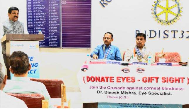 Excessive use of mobile phones and computers can weaken eyesight